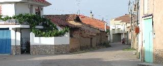 Vista de la Calle Carretera desde la plaza mayor de Bercianos