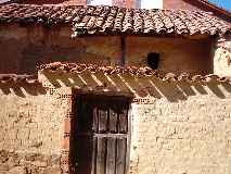 Observa en esta casa el voladizo del tejado que proteje de la lluvia un pequeo espacio soleado: el corredor. Situado al medioda, era tpico de las construcciones de la zona.