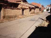 En este trozo de la calle carretera se agrupan una serie de construcciones de adobe de las que ya quedan pocas.