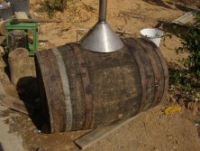 Cuba de roble, en el exterior de la bodega para su lavado